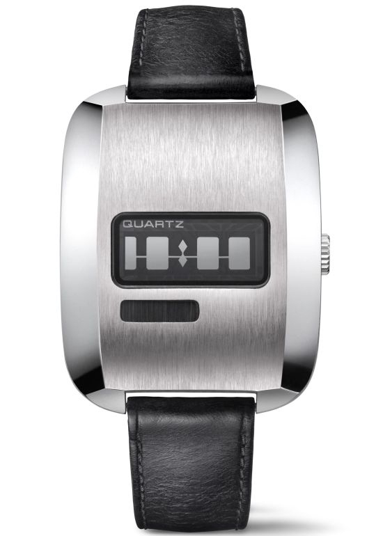 1972 年巴塞爾博覽會上亮相的首款天梭石英數位腕錶，配備黑色皮革錶帶，流線型金屬錶面，透過橫向長方形視窗顯示時間。(原型錶款未上市銷售)