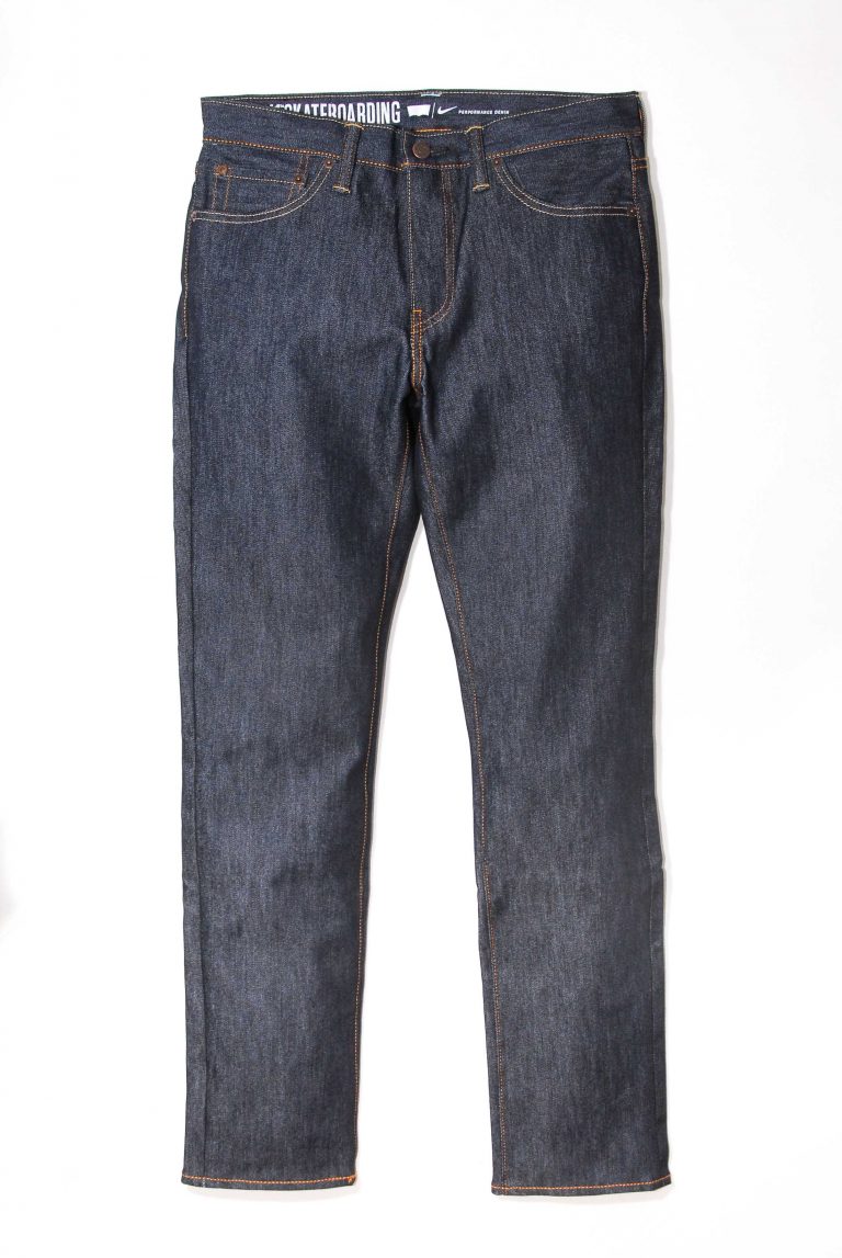 運用Nike的快速排汗技術，並且具有出色的伸縮性能；運用Levi’s®的節水環保技術，這種製造工藝能在節省用水的同時，保持丹寧超級柔軟的特性，並具有磨舊之感。