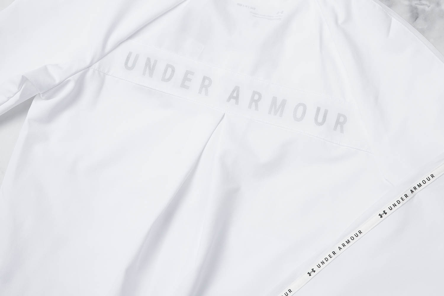 運動外套背面之 Under Armour 字樣與網布的設計
