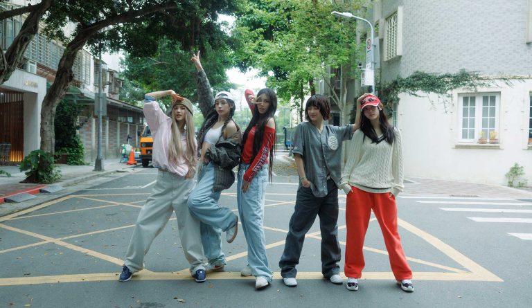 NewJeans, How Sweet, Air Ship, Air Jordan 11, Cortez, MV 穿搭