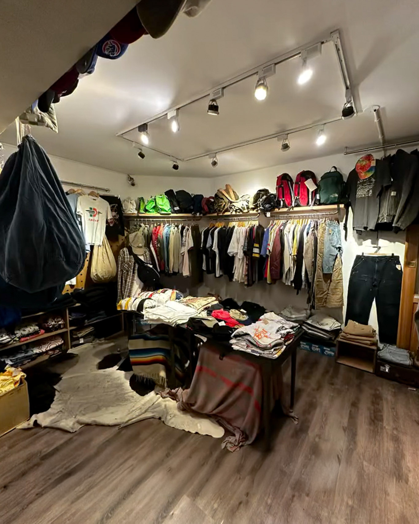 2025-taiwan-vintage-store-shopping-area-1 古著店, Travis Vintage , 木村拓哉, 台北古著, 赤峰街, 台中古著, 台南古著, 高雄古著, BASE 1, 0311 Vintage , 無形 Invisible, 探古著, 東星商店, 靑苔, Moss Archives, 晝寢, 照舊, 古著倉庫