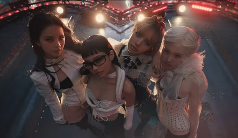 BLACKPINK, JUMP, MV 穿搭, Lisa, Jisoo, Rosé, Jennie, Hard Style, Fanci Club, Ludovic de Sanit Sernin, Jean-Paul Gaultier, Martine Rose , Chanel, Die Hard, MOWALOLA, Noir Kei Ninomiya, G-Star, Thomasine Barnekow, Delfos, BENT KAHINA, 村上隆, Dingyun Zhang, 丁雲章, JUNTAE KIM