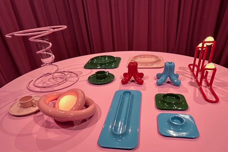 IKEA × Gustaf Westman「每天都值得慶祝」系列合照，包含彈簧花瓶、LED 燈、紅色燭台、咖啡杯碟、藍色肉丸上菜盤與多款幾何設計單品，共 12 款限量家飾。